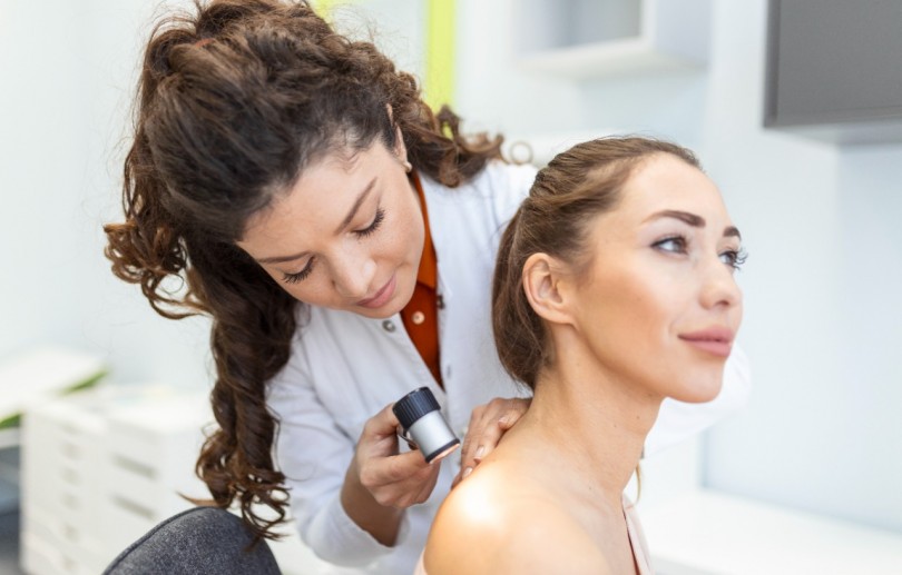 Dermatologia: especialização médica requer mais profissionais qualificados no mercado de trabalho