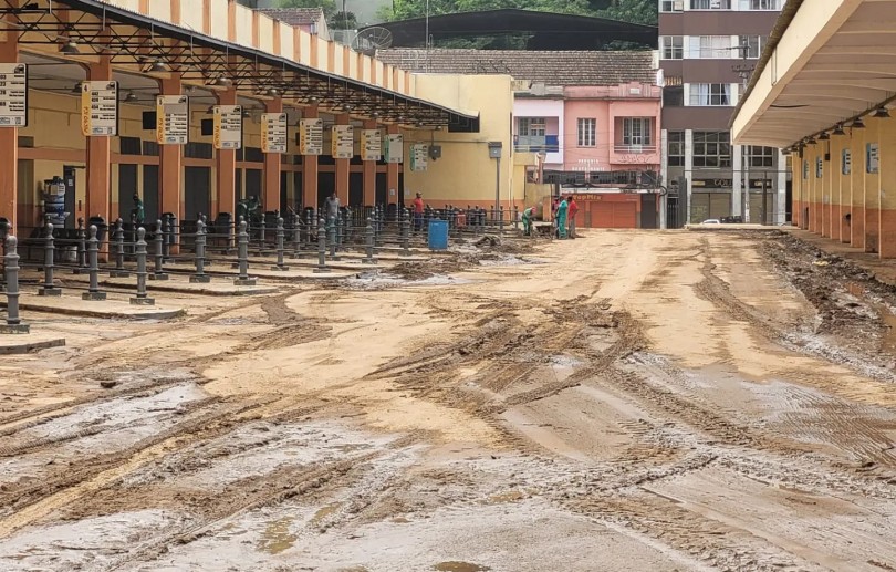 Efeitos da chuva comprometem circulação de ônibus em Petrópolis