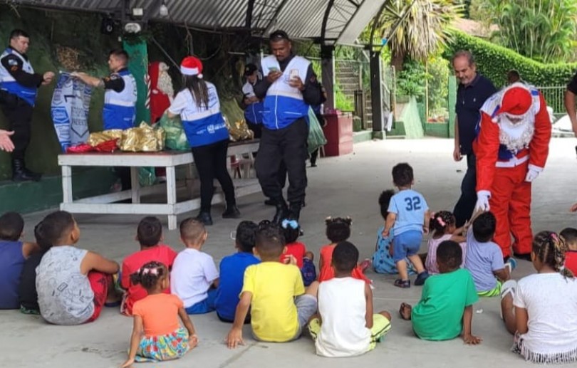 Segurança Presente de Petrópolis faz entrega de brinquedos a crianças no Lar NSra. das Graças
