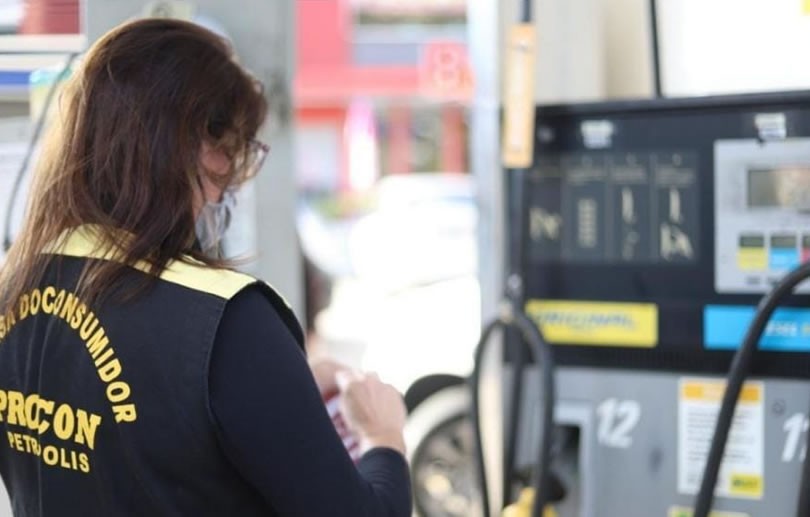 Procon vai multar postos de combustíveis que venderam gasolina de estoque antigo com preço reajustado
