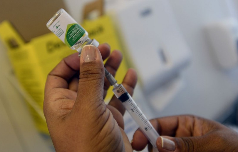 França suspende milhares de profissionais de saúde não vacinados