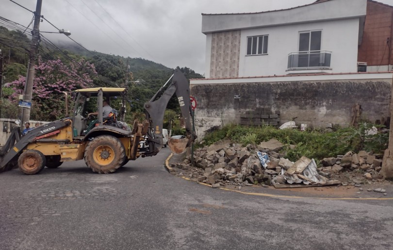 Prefeitura faz demolição de muro construído de forma irregular e recoloca abrigo de ônibus no Carangola