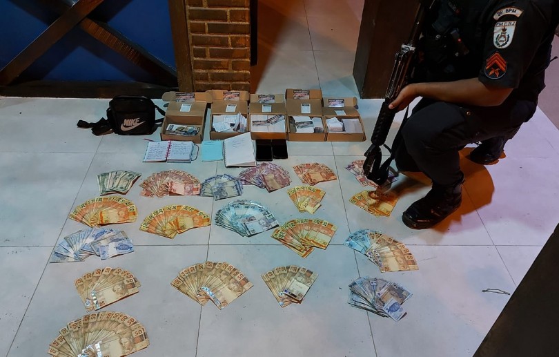Policiais detiveram três pessoas em posse de R$15 mil reais proveniente de agiotagem e recuperam veículo clonado