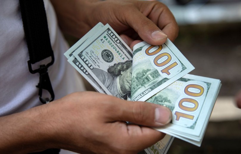 Dólar tem maior alta diária em seis meses e fecha a R$ 5,30