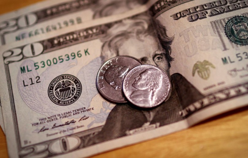 Dólar abre semana em queda e fecha o dia vendido a R$ 4,92