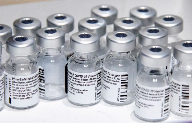 Agência dos EUA vai adicionar alerta a vacinas da Pfizer e Moderna