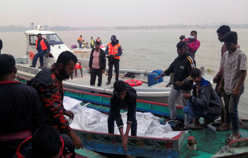 Incêndio em ferry boat deixa 38 mortos em Bangladesh