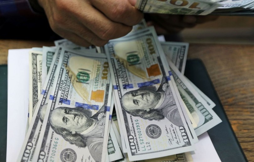 Dólar encosta em R$ 5,45 com tensões no Brasil e no exterior
