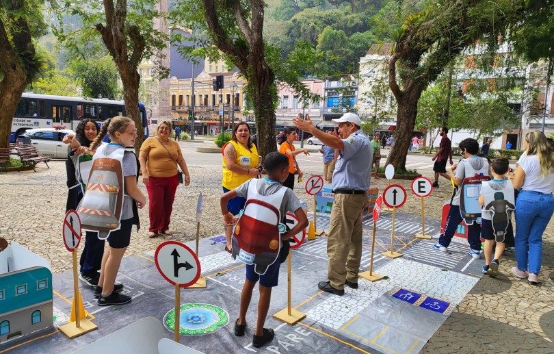 Semana Nacional do Trânsito: ação na Praça Dom Pedro reúne crianças de escola pública