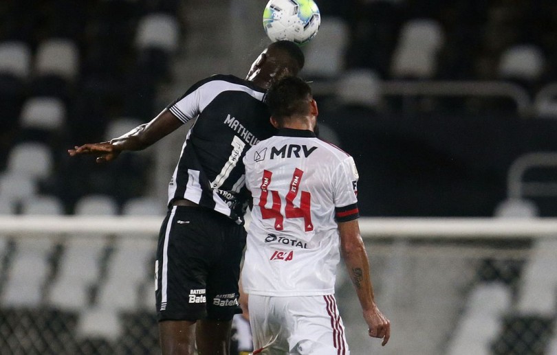 Flamengo enfrenta Botafogo em busca da liderança do Carioca