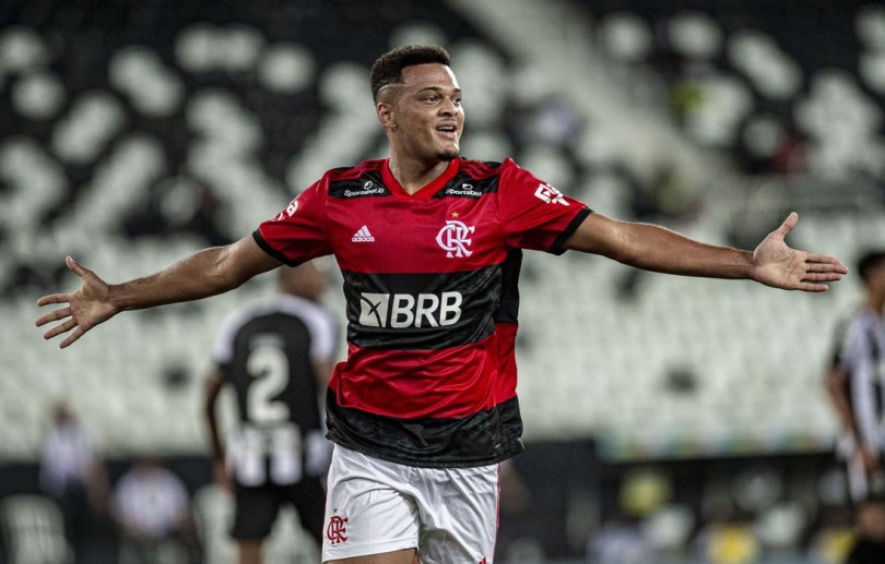 Rodrigo Muniz marca e ajuda Flamengo a derrotar Botafogo