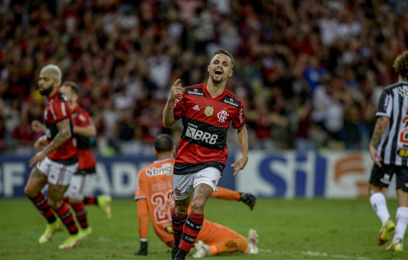 Brasileiro: Flamengo vence Atlético e mantém sonho pelo título