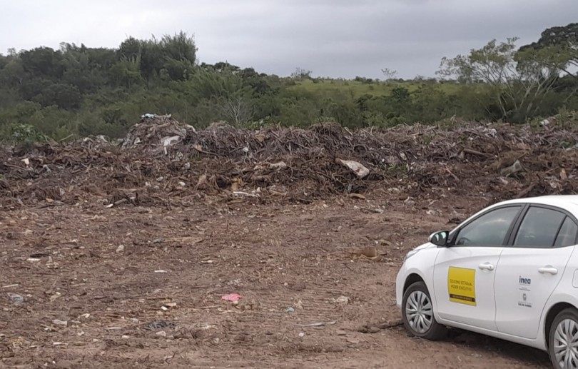 Inea realiza operação para combater lixão clandestino em Araruama, na Região dos Lagos