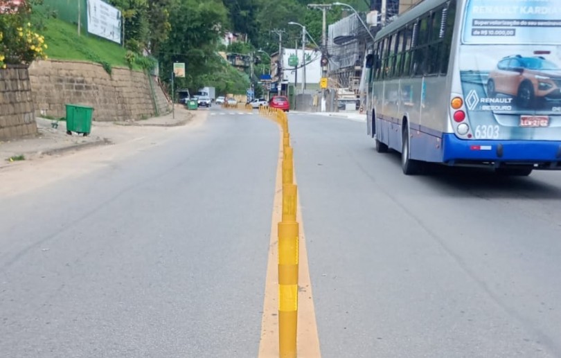 Balizadores são instalados para evitar manobra proibida em trecho de Itaipava da estrada União e Indústria