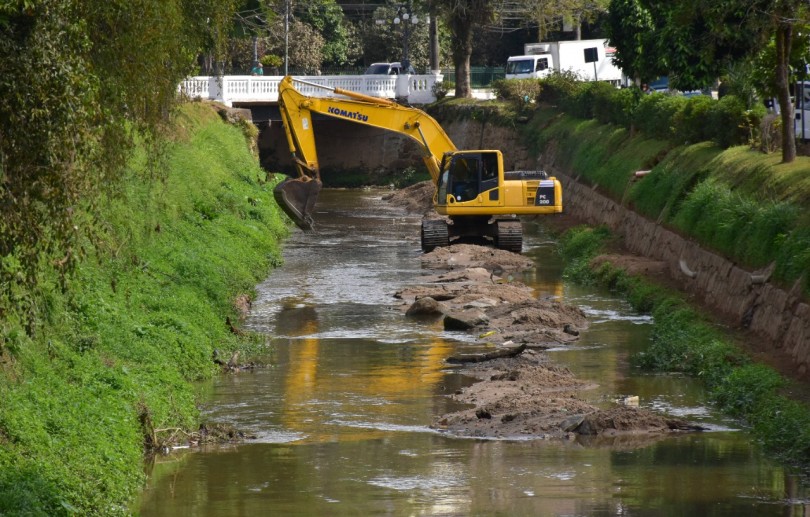 Dragagem dos rios avança: Município já retirou mais sete mil toneladas de detritos dos rios da cidade