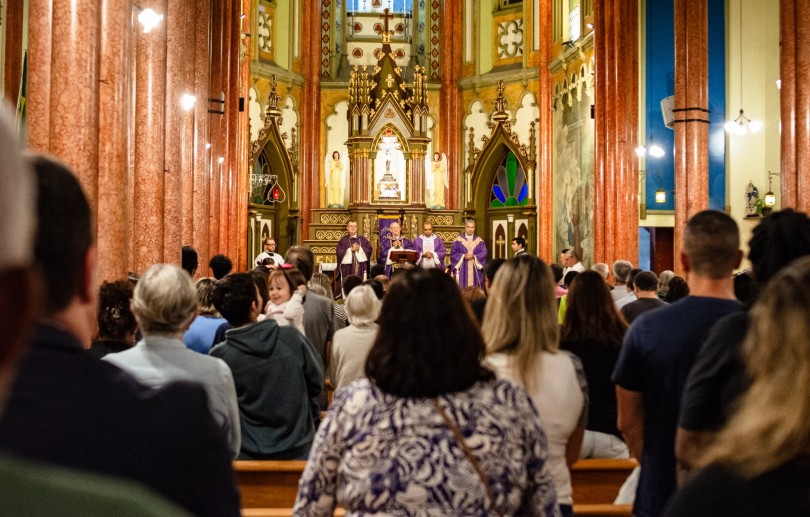 Missa na Catedral e no Alto da Serra lembra as vítimas da tragédia de 2022 em Petrópolis