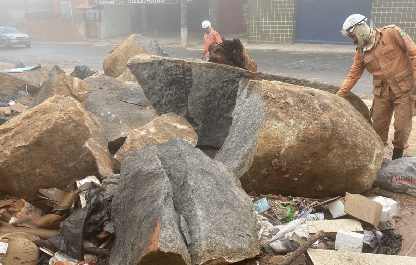 Mais 240 toneladas de rocha são retiradas de áreas afetadas pelas chuvas na cidade