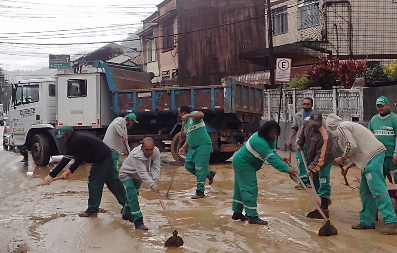 Após chuva, Comdep faz mutirão de limpeza no Alto da Serra