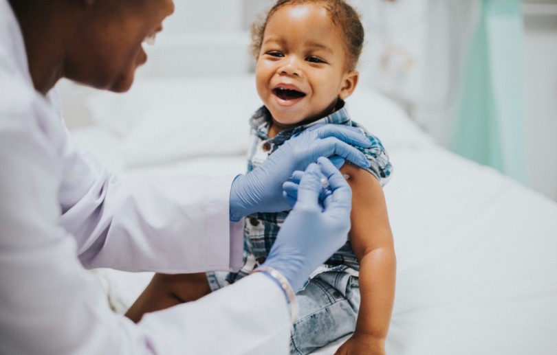 Pesquisa do Observa Infância revela que somente 5,5% das crianças brasileiras de 3 e 4 anos tomaram as duas doses da vacina contra COVID