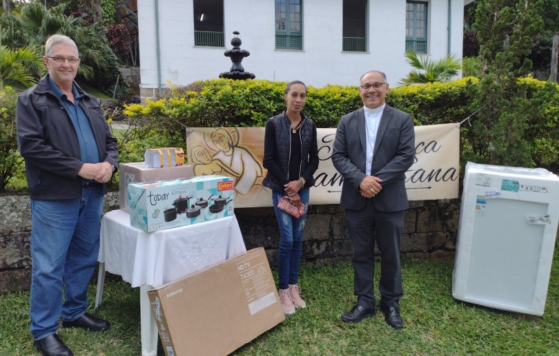 Diocese de Petrópolis entrega eletrodomésticos e móveis as vítimas da tragédia em Petrópolis