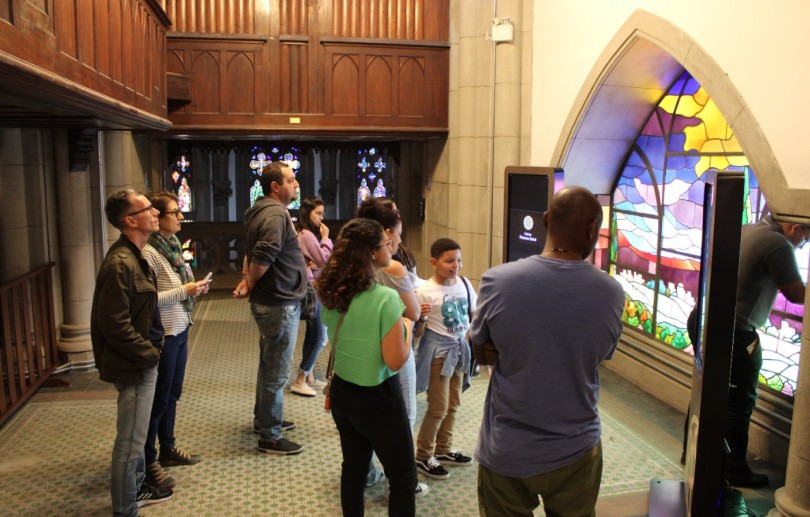 Visitantes manifestam alegria ao visitar a Galeria Princesa Isabel na Catedral de Petrópolis