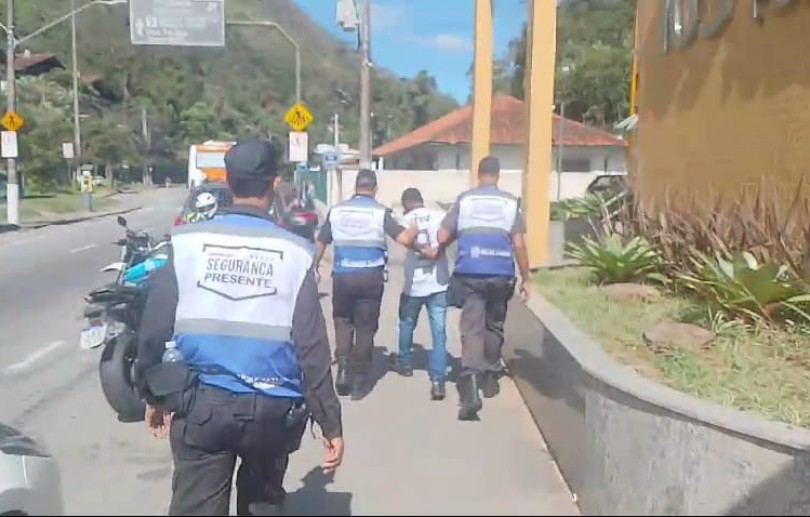 Segurança Presente de Petrópolis prendeu dois homens nesta quarta (8)