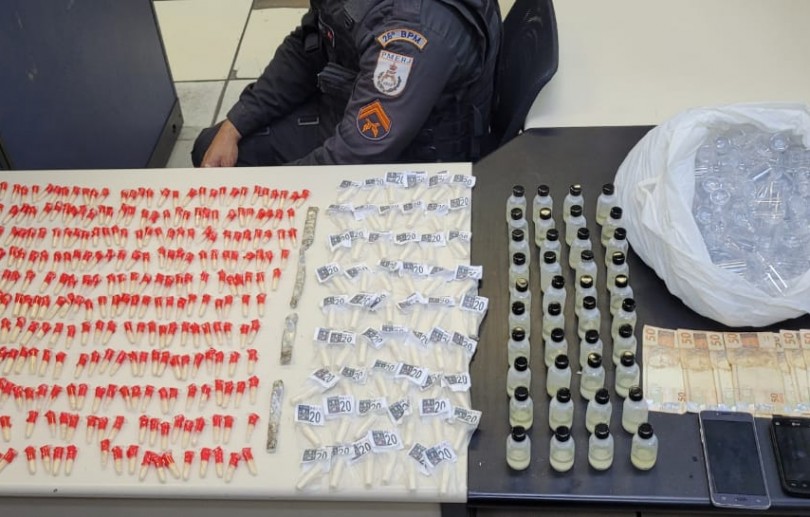 PM apreende 403 cápsulas de cocaína no Centro