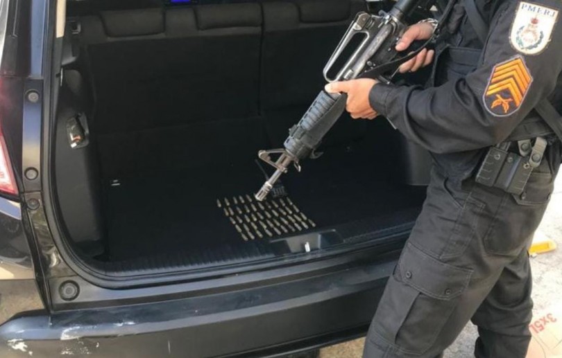 Homem é preso com carro clonado e munições de fuzil no Roseiral