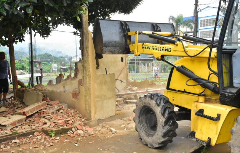 Prefeitura demole construção irregular em Nogueira