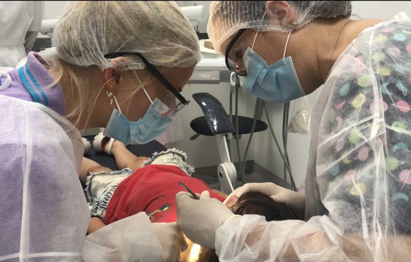 Projeto de internacionalização da UNIFASE leva estudantes holandesas de Odontologia para o Ambulatório Escola e para a Escola Municipal Bataillard