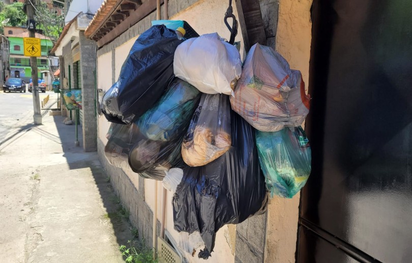 Falta de coleta de lixo preocupa moradores da Rua Vicenzo Rivetti, no Carangola