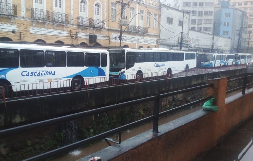 Operação dos ônibus é interrompida em Petrópolis