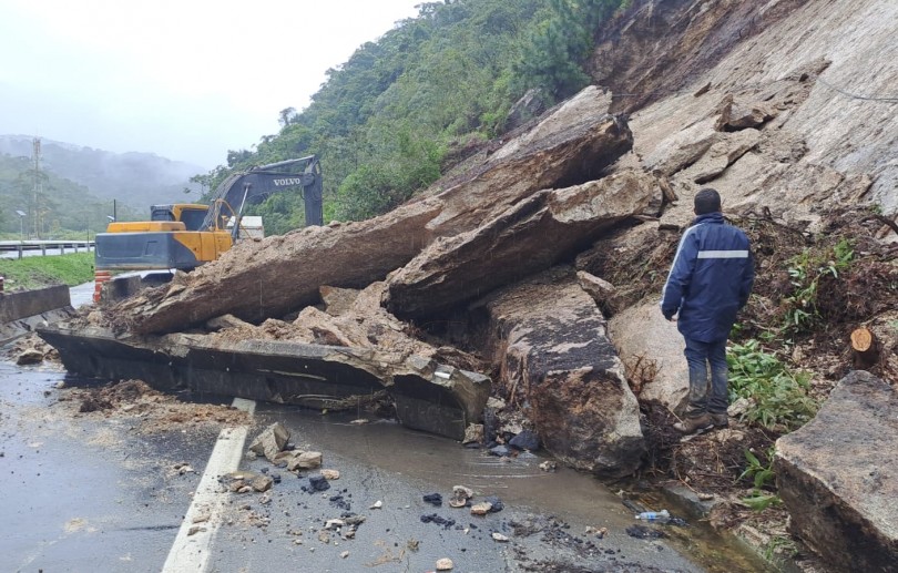 Desmonte de rocha causará interdição total nos dois sentidos do km 79 da BR-040 em Petrópolis