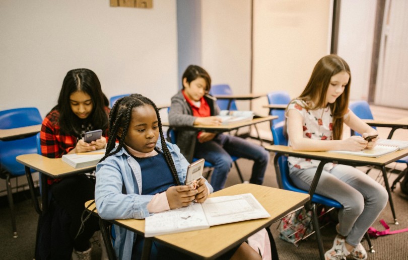 Especialista em Psicologia Infantil destaca os benefícios da lei que proíbe o uso de celulares nas escolas de Educação Básica