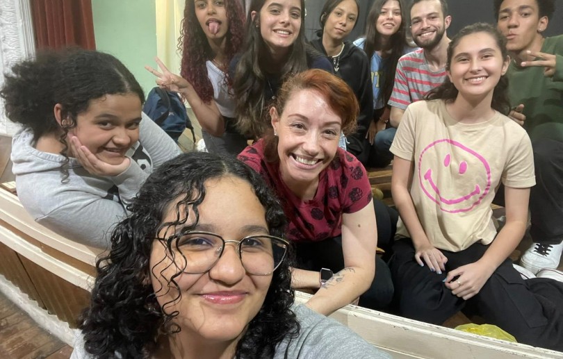Aulas de teatro na Escola de Música Santa Cecília transformam vidas com inclusão e arte
