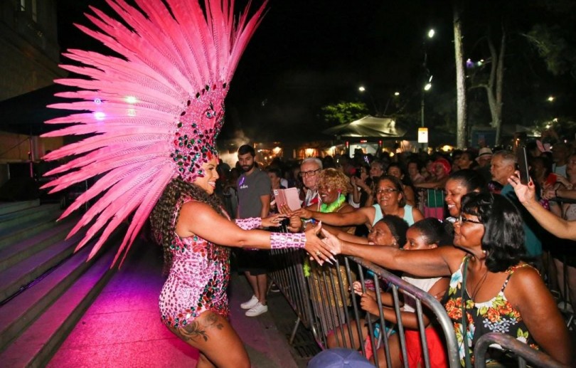 Abertura oficial da Folia Imperial: bateria da Estação Primeira de Mangueira agita o primeiro dia da festa na cidade