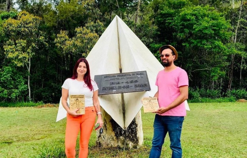 Autora petropolitana realiza temporada em Minas com espetáculo inspirado em Santos Dumont