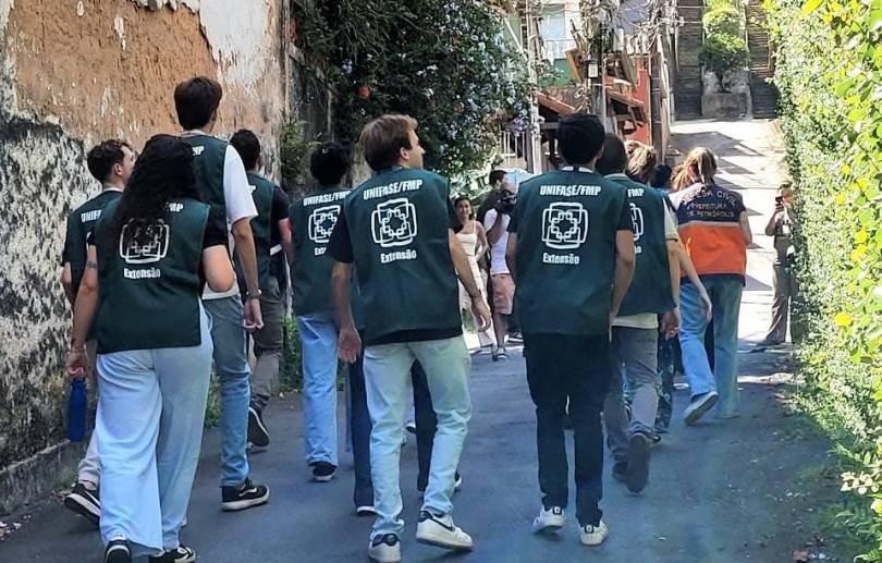 Projeto "Comunidade que Cuida da Vida" leva alunos a campo para mapear riscos e auxiliar comunidade de Petrópolis