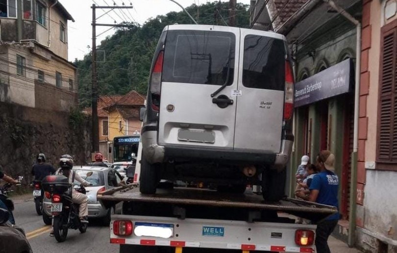 CPTrans e Detro fazem operação contra transporte irregular em Petrópolis