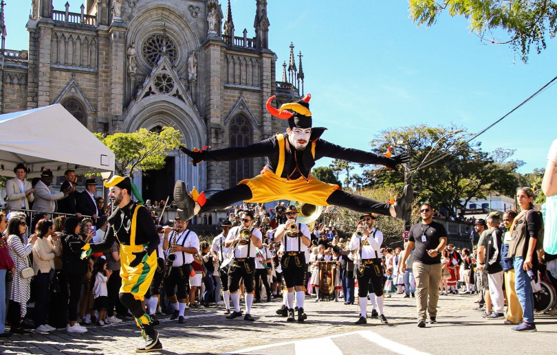 Bauernfest: primeiro desfile típico lota as ruas do Centro
