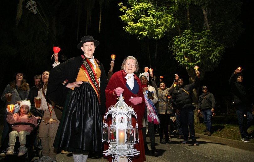 Caminhada das lanternas ilumina a Bauernfest