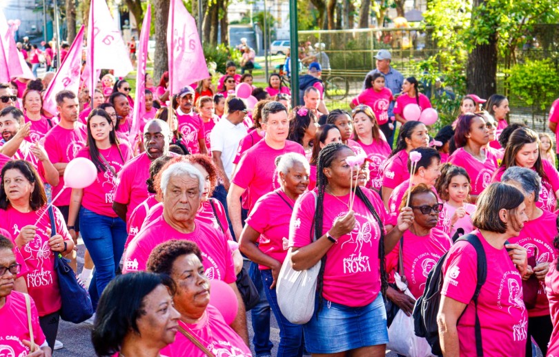 Caminhada do Outubro Rosa colore as ruas de Petrópolis e reforça mensagem de solidariedade e prevenção