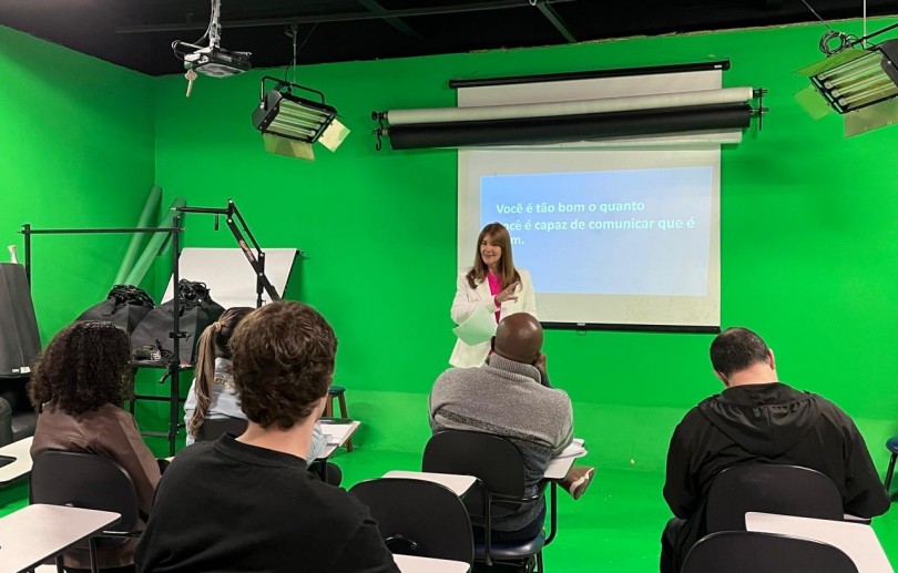 Oficina gratuita de oratória com apresentadora de TV Roberta Costa prepara para a área acadêmica e mercado de trabalho