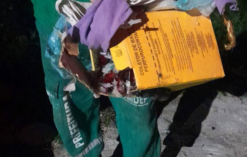 Coletor fica ferido após descarte irregular de agulhas em coletora no Quitandinha
