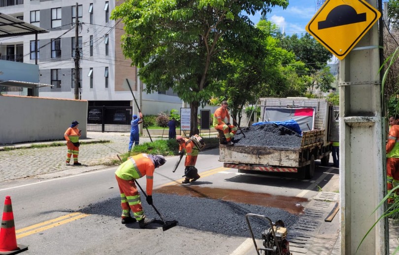 CPTrans orienta trânsito durante instalação de quebra-molas na Estrada União e Indústria pelo Dnit
