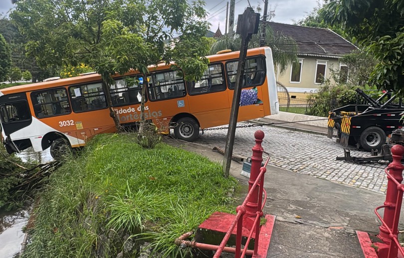 Trânsito é alterado na Avenida Imperatriz após acidente com ônibus