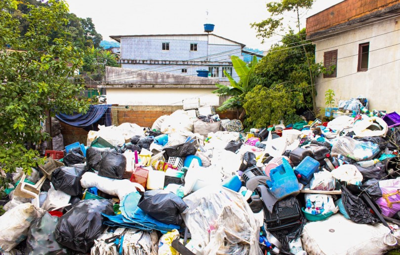 Ferro-velho é interditado no Quitandinha