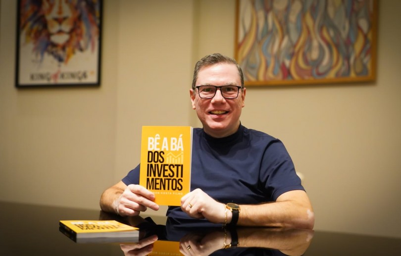 Lançamento de livro em Petrópolis apresenta guia prático para quem deseja aprender a investir