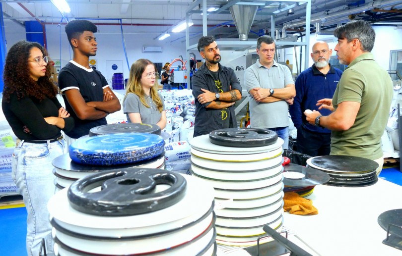 Visita técnica à fábrica de vinil em Petrópolis estimula alunos da UNIFASE a elaborarem soluções inovadoras e sustentáveis para negócios locais