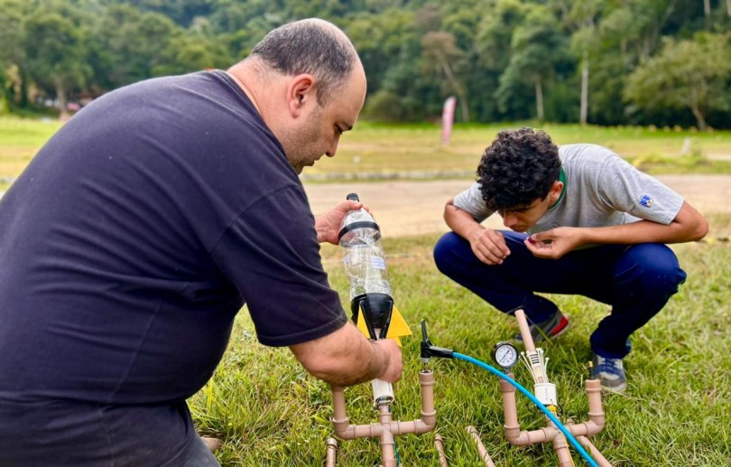 Feirinha de Itaipava recebe alunos da Rede Municipal para atividade de lançamento de foguetes
